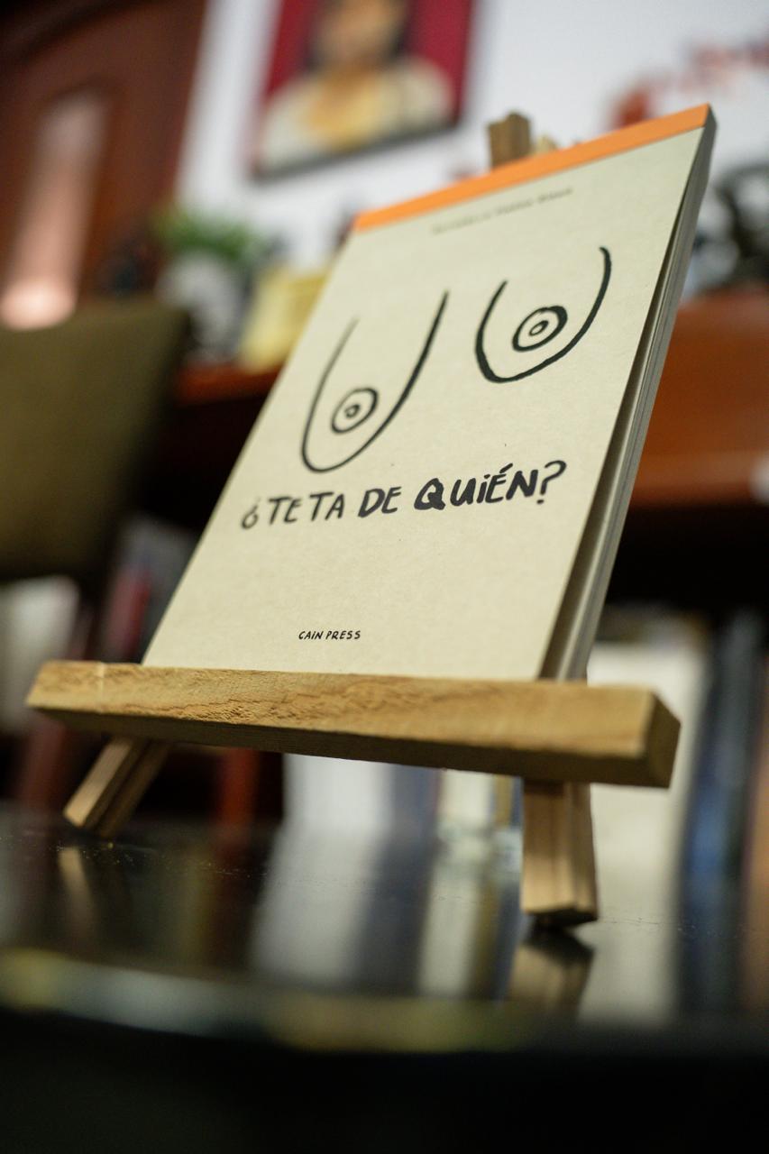 Fanzine ¿Teta de quién? sobre un atril